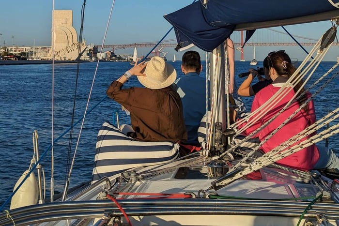 Lisboa: Excursión panorámica en barco de un día y al atardecer con una bebida