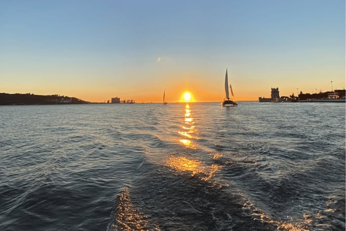 Lisboa: Katamarantur med solnedgang og vin