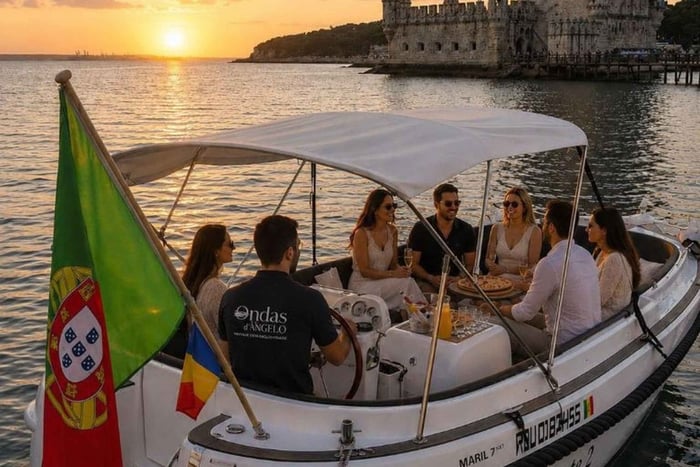 Lisbona: tour di lusso in barca al tramonto con bevande e pizza