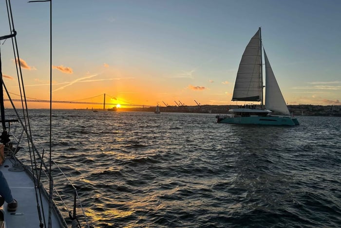 Lisboa ao pôr do sol: passeio de veleiro pelo Rio Tejo