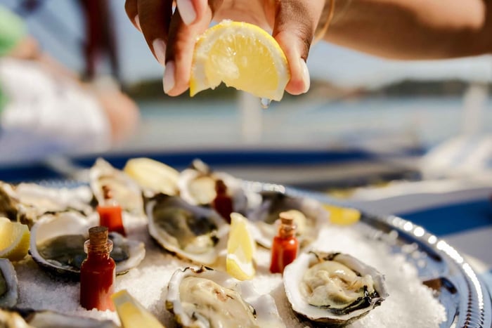 Lisboa: tour en velero con degustación de ostras y vino verde