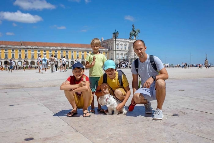 Lisbona: tour privato per famiglie con castello, degustazioni e giochi