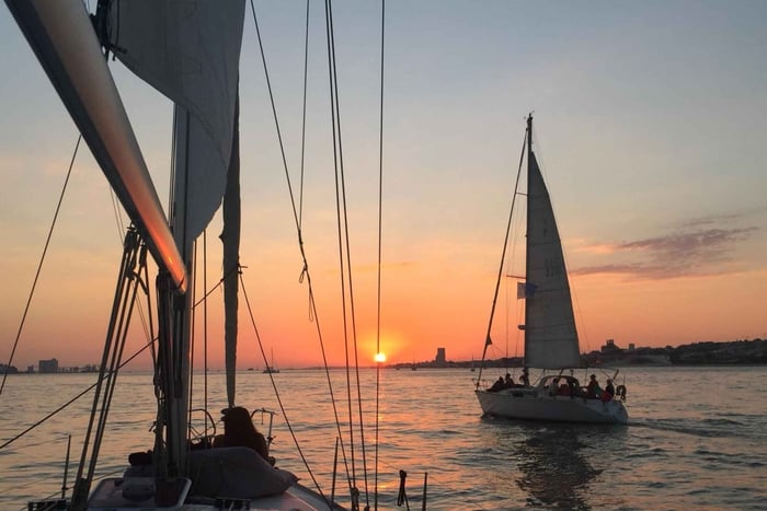Private Romantic cruise with sparkling wine- 2-Hour- Lisbon