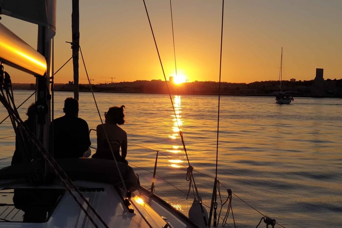 Lissabon: Privat solnedgangskrydstogt med portugisisk vin