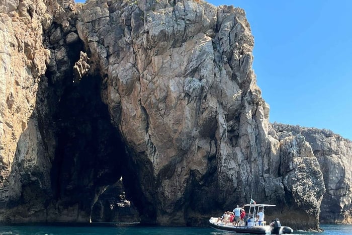 Sesimbra: Secret Bays & Caves Tour with Snorkeling in Arrábida
