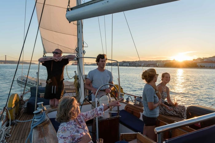 Lisboa: Passeio de Veleiro Clássico ao Pôr do Sol com Vinho e Tapas