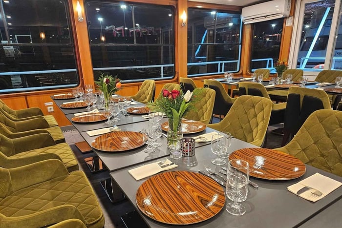 Cena en un crucero por el río Tajo