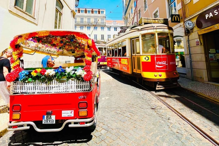 Lissabon: Raitiovaunu 28 -reitin yksityiskierros Tuk-Tukilla pysähdyksillä