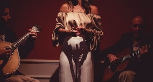 Fado em Lisboa: intimate live fado show at night with Port wine