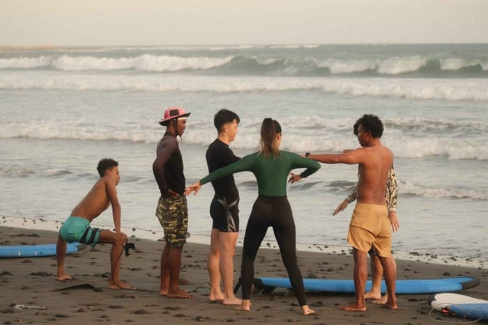 Canggu: Surf Group Lesson for Beginner