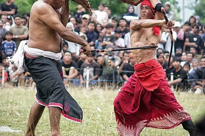 Entdecken Sie das einzigartige Stockkampfritual von Lombok