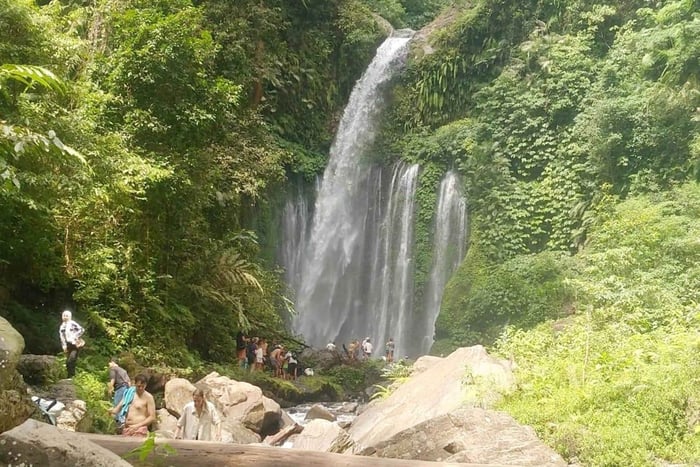 Dall'isola di Gili: tour delle cascate e del villaggio tradizionale