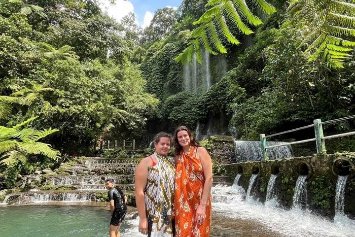 Lombok: Wasserfall Benang Kelambu, Töpferei & Weberei-Dorf