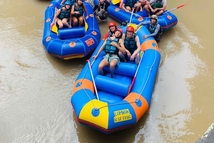 Lombok: Geführtes Tubing auf dem Fluss & Wanderung zum Wasserfall mit Abholung