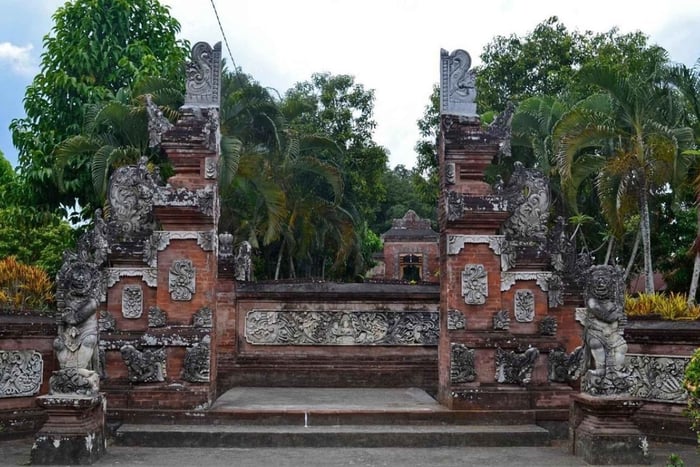 Lombok: Sasak Village Weaving Workshop & Waterfalls Tour