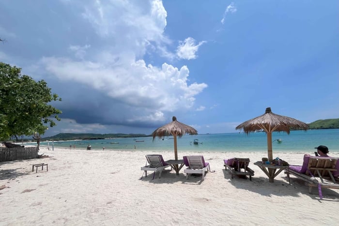 Lombok: Sasak Villages, Pottery and south beach Tour