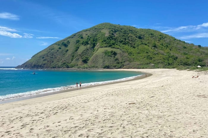 Lombok: Selong Belanak Surf Lesson & Mawun Beach Tour