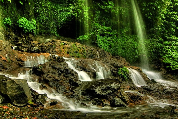 Lombok Waterfalls & Weaving Tour: Benang Stokel & Kelambu