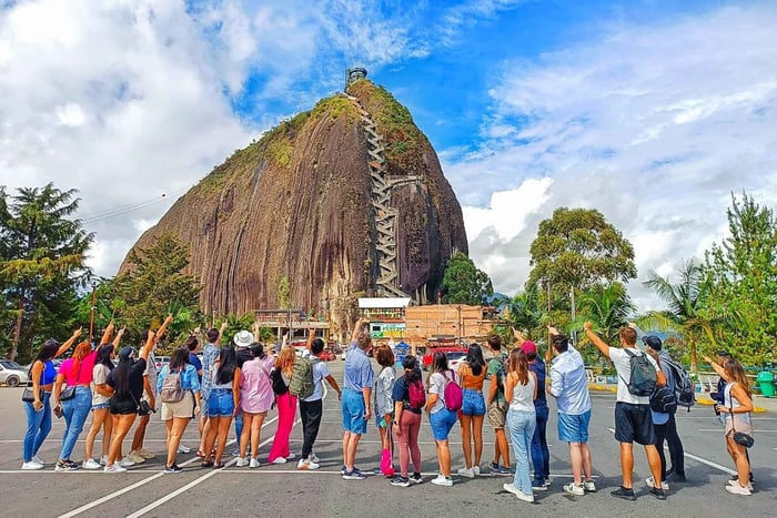 Medellin: Guatape-tur med båt, frukost, lunch och lamor