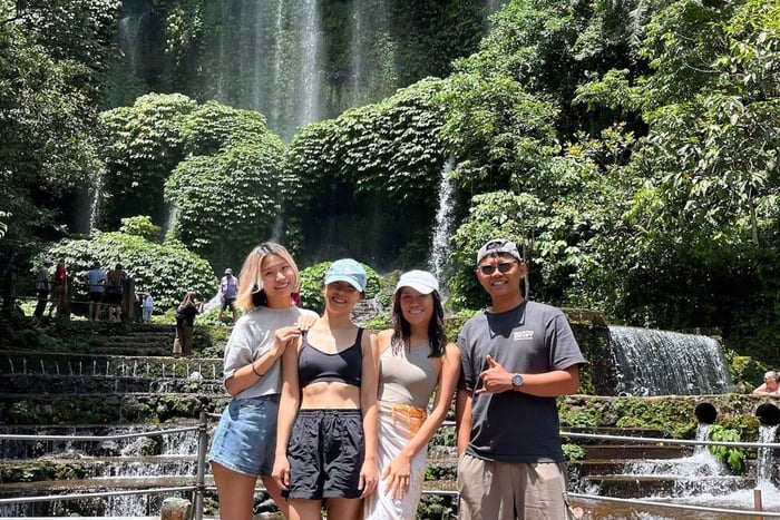 Privat all-inclusive-tur på Lombok: vandfald, landsby og solnedgang