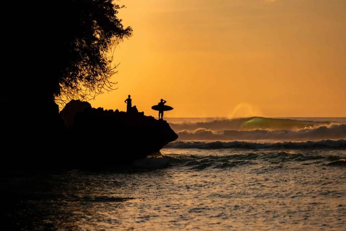 Selong Belanak: surf al atardecer en autobús en grupo reducido