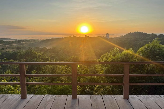 Tikal soluppgång från Temple IV och djungelpromenad i gryningen