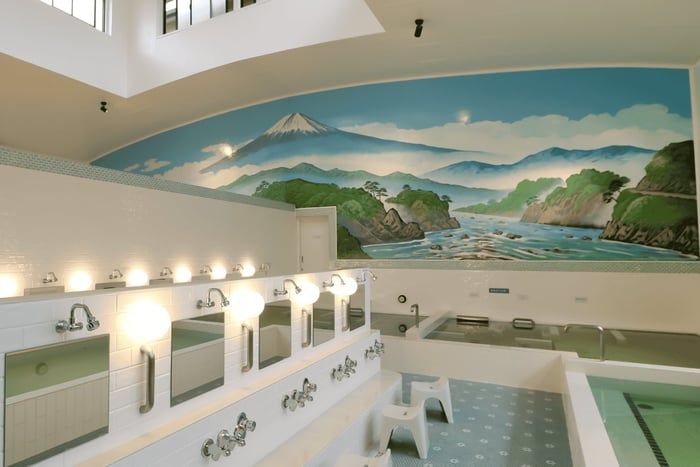 Tokyo: Public bath Tattoo-Friendly Experience with Japanese