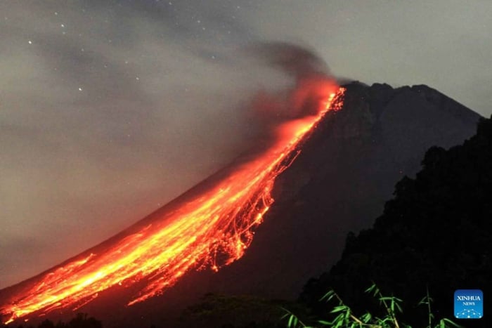 Yogyakarta; Merapi natlava og drone-mulighed