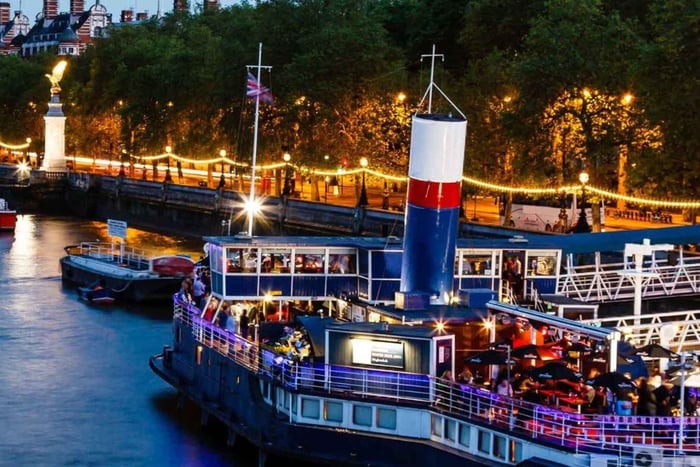 Londres: espectáculo de comedia en un barco y discoteca después