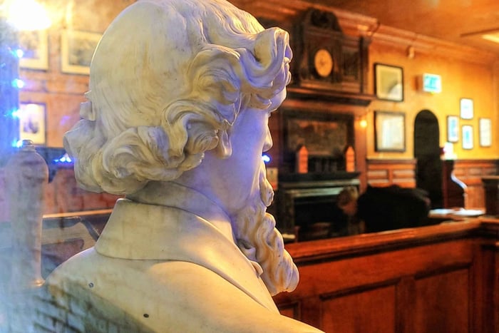 omvisning til fots med guide om Charles Dickens
