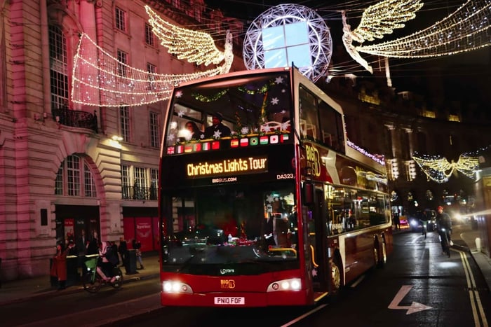 Busstur med öppet tak bland julbelysningen med liveguide