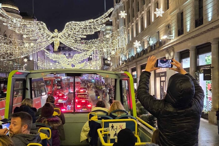 Bustour mit offenem Oberdeck bei weihnachtlicher Beleuchtung