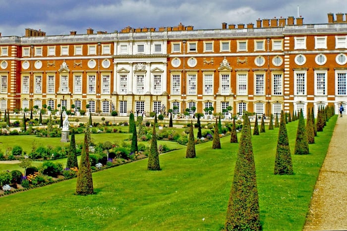 London: Windsor, Hampton Court Palace with Free Snack Pack