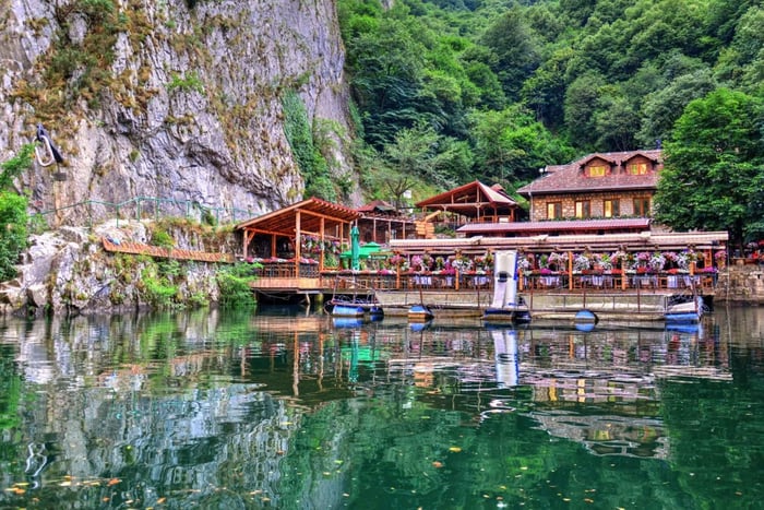 Skopje: Tour al Cañón Matka, Cruz del Milenio y Aldea Etno