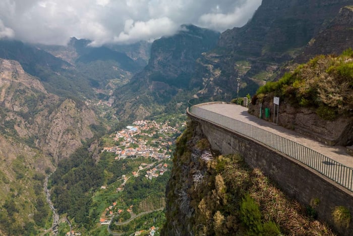 Do Funchal - Nun's Valley Tuk Tuk Tour (2h30)
