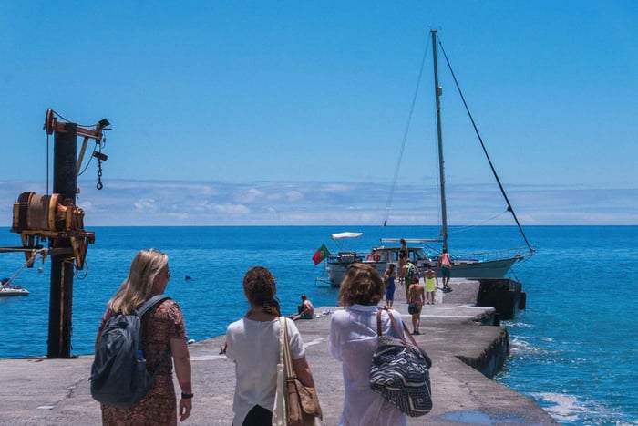 Ab Funchal: Segeltour durch die westlichen Buchten mit Mittagessen
