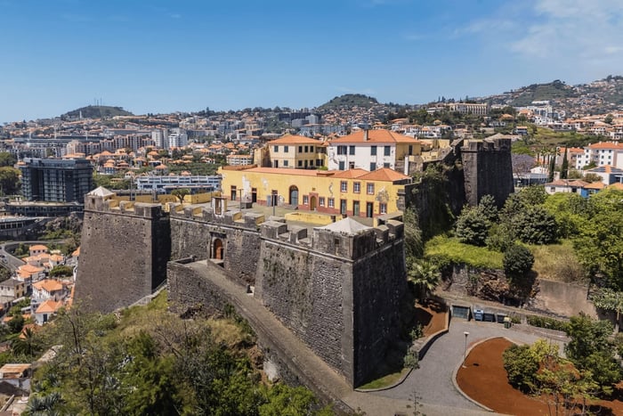 Funchal: zwiedzanie fortu i degustacja win