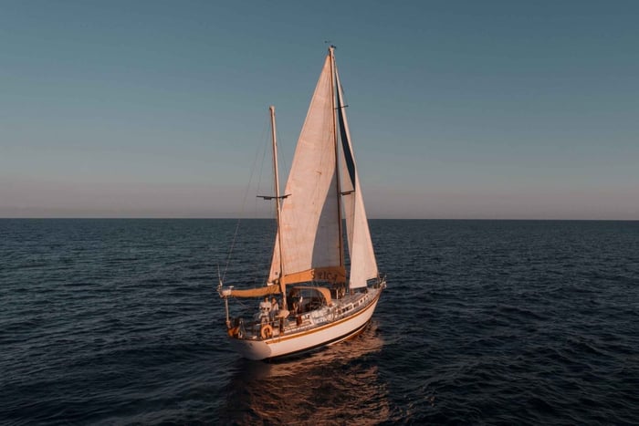 Funchal: Privater Segelausflug bei Sonnenuntergang auf einer klassischen Yacht