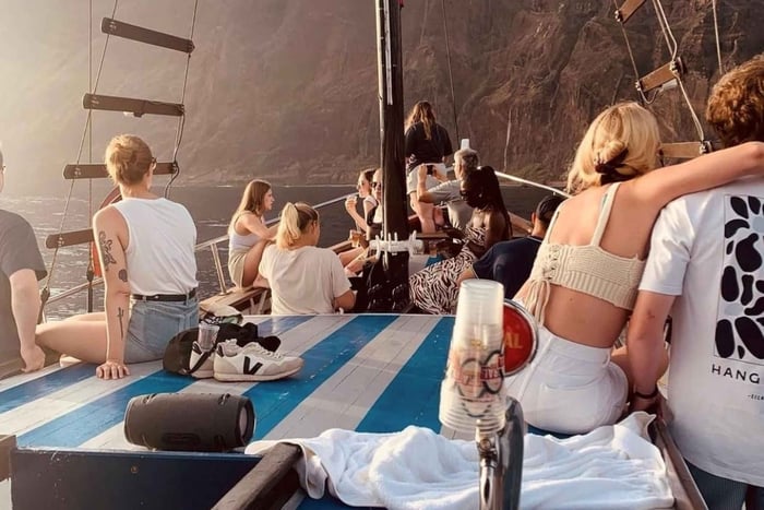 Funchal: Sonnenuntergangstour auf einem traditionellen madeirischen Boot mit Drinks