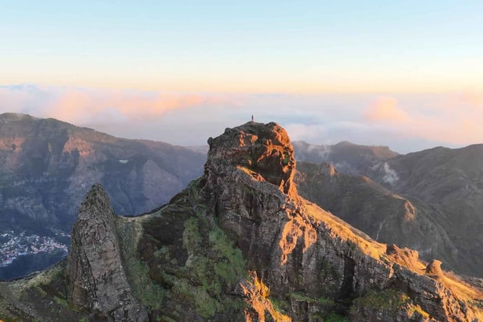 Pico Grande Guided Hike with Mountain Views