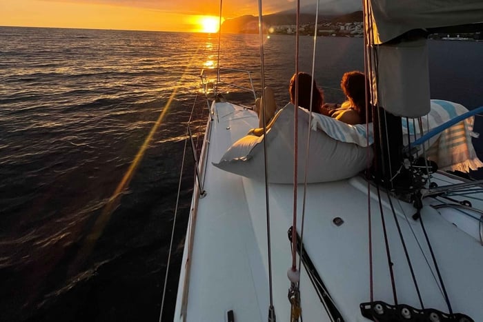 Sonnenuntergang auf einem Segelboot