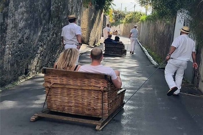 Tuk-Tuk Ride to Monte Toboggans or Tropical Gardens
