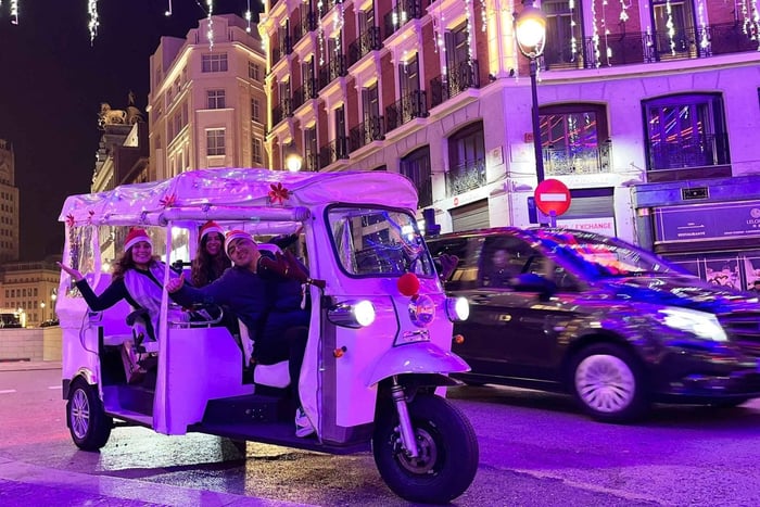 'Tuk Tuk di Natale. Luci di lusso e corse in allegria'.