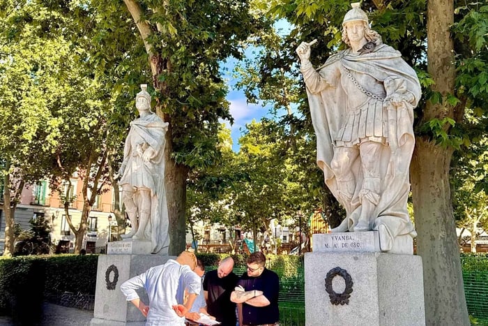 Discover Scavenger Hunt Race & History Tour