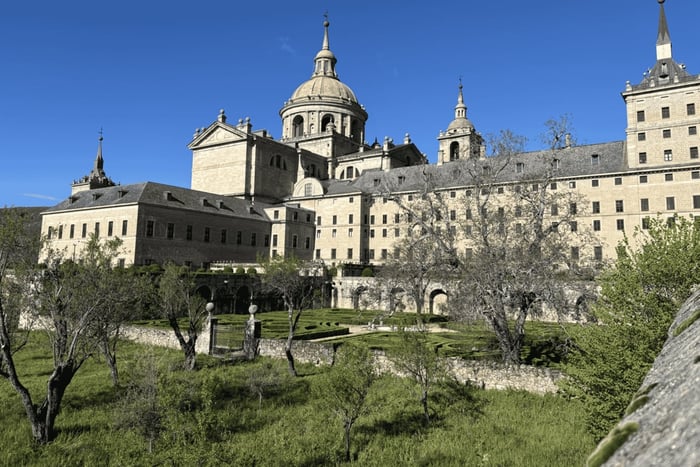 Escorial ja Segovia: Sevilla: Yksityinen minibussikierros Madridista