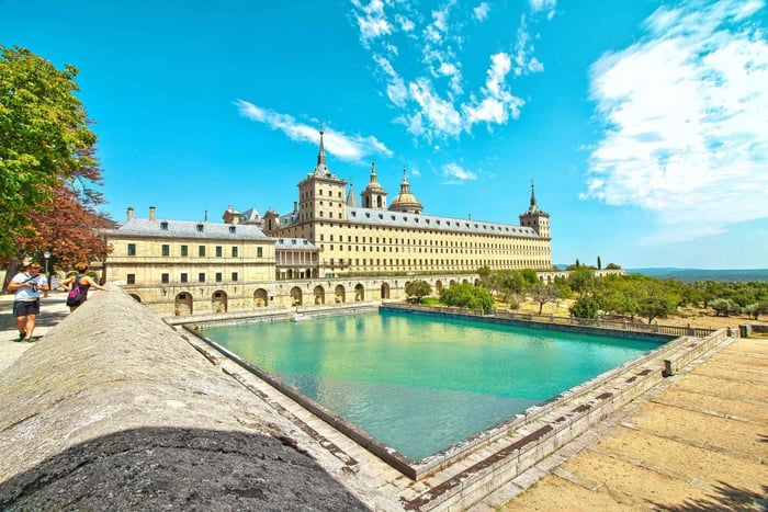 Från Madrid: Dagsutflykt till El Escorial, dalen och Segovia
