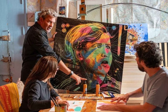 Large-scale painting and art workshop with wine in central Madrid