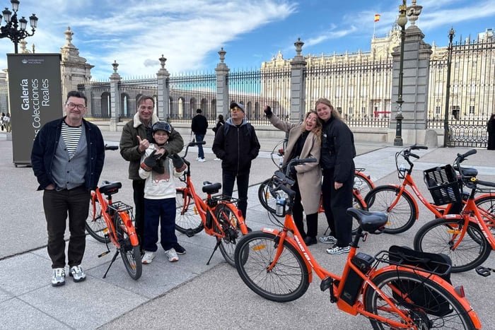 Madrid: Highlights Bike or E-Bike 1,5 Hour Tour with Guide