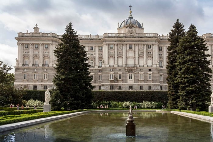 Madrid: Royal Palace Guided Tour with Admission