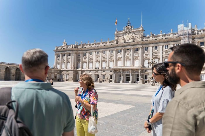 Madrid: Kuninkaallisen palatsin pienryhmäopastus ja viininmaistelu